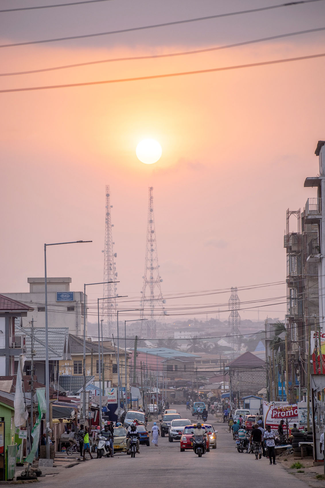 2 Grosse Antannen in Accra mit Sonnenuntergang
