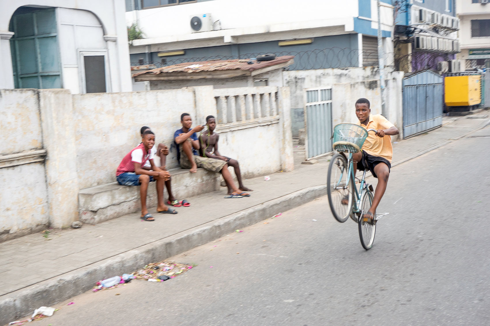 Jugendlicher auf einen Fahrrad in Adabraka Ghana