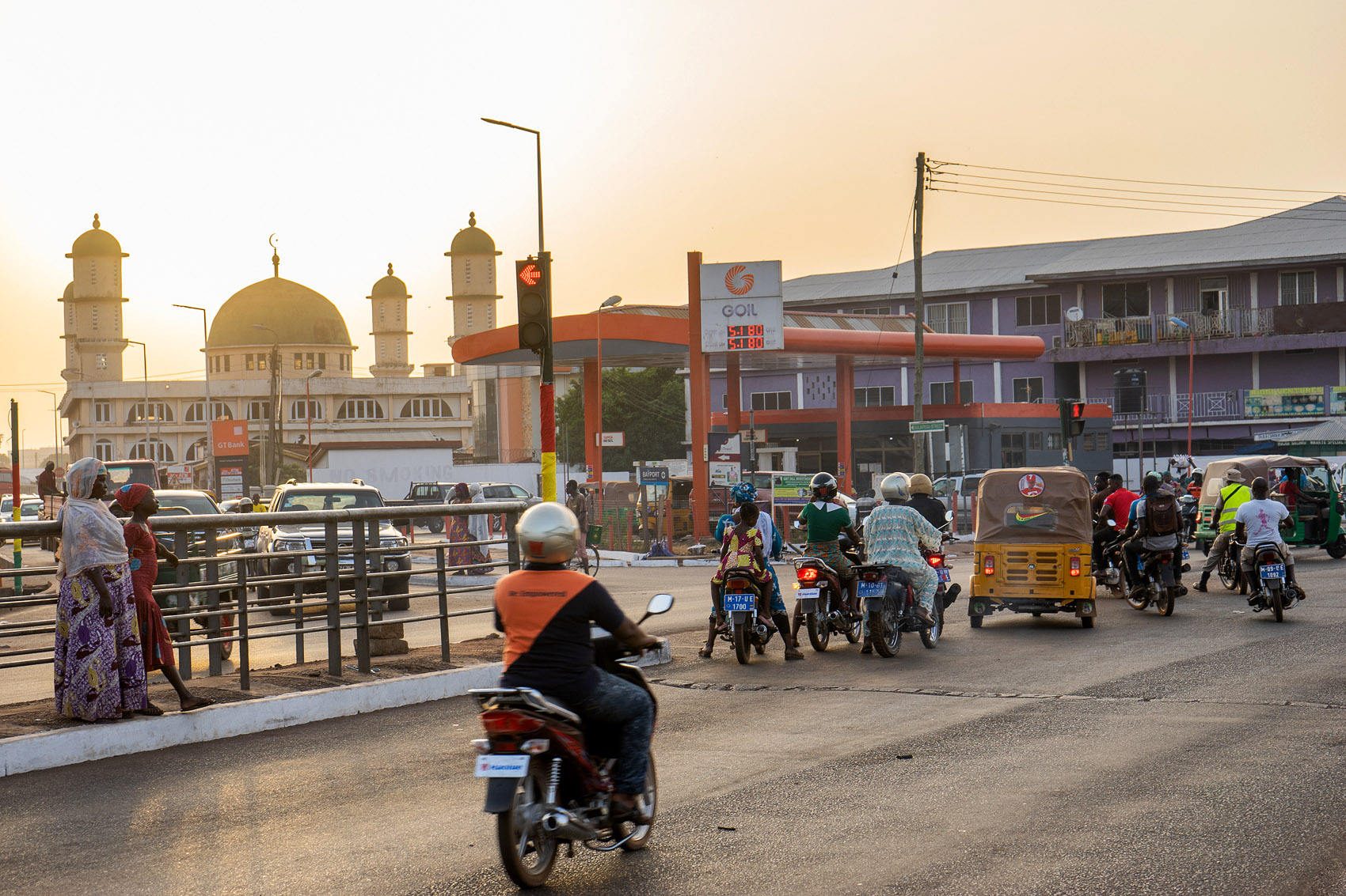 Moped, Moschee und Sonnenuntergang in Tamale