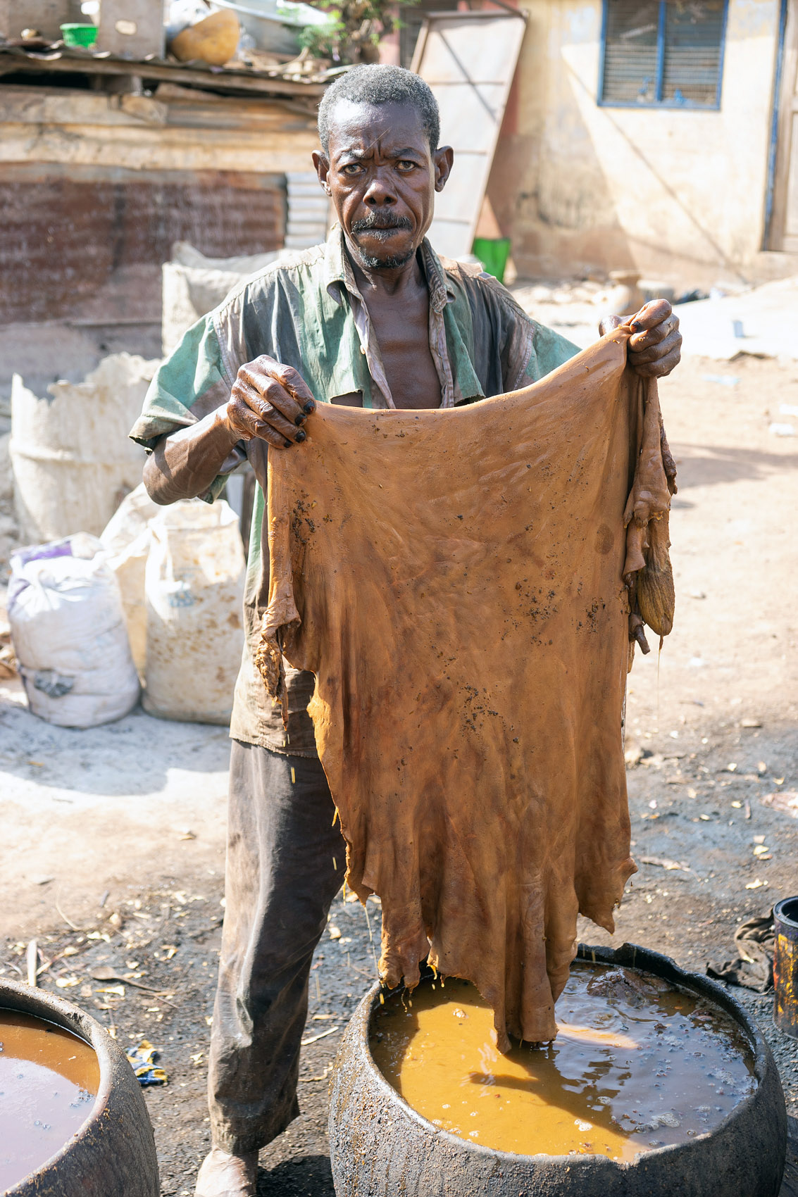 Mann in Tamale Ghana hält Lederhaut