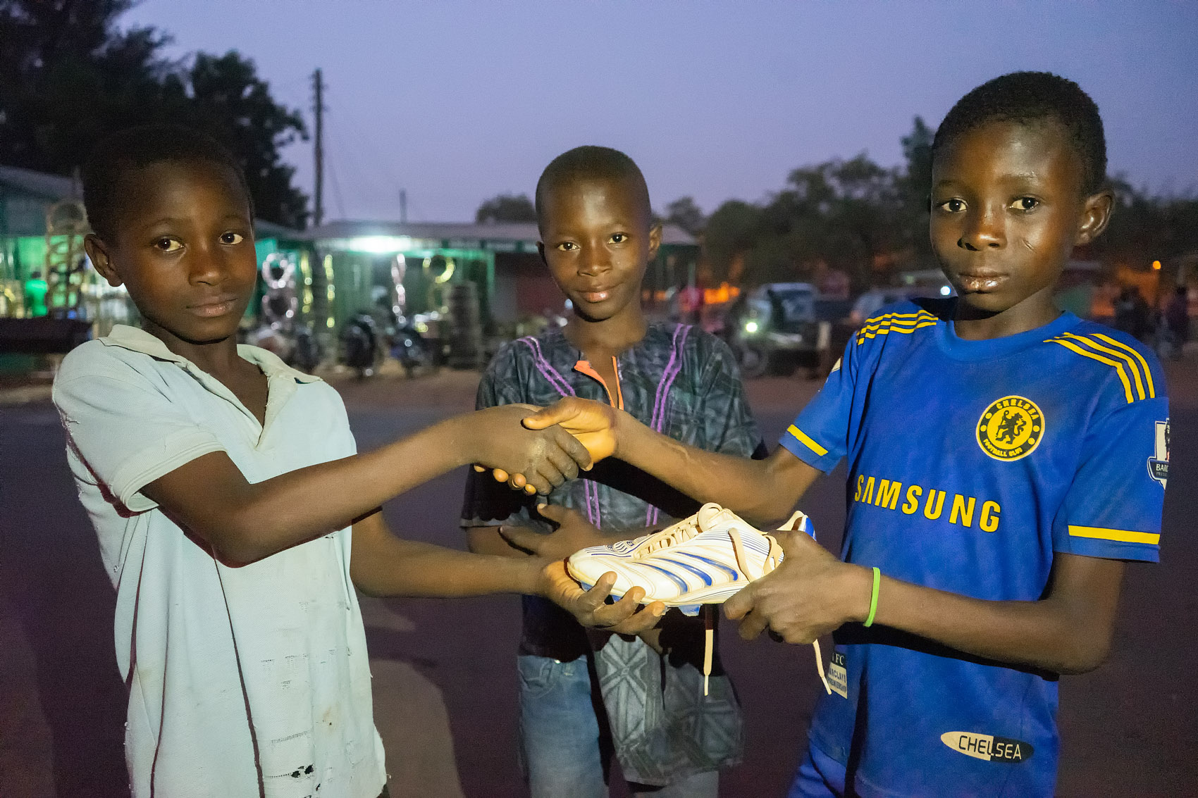 Hand schütteln mit Jungs in Ghana
