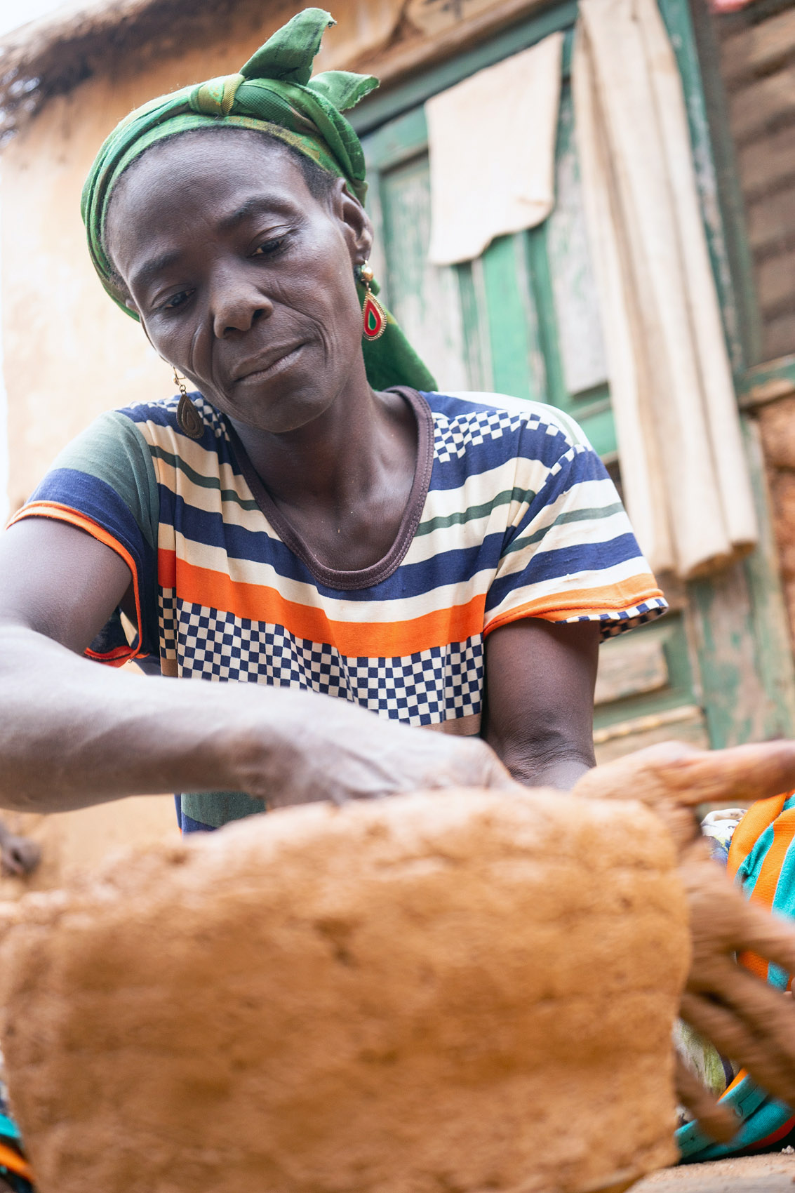 Frau arbeitet an Ton Gefäß in Ghana