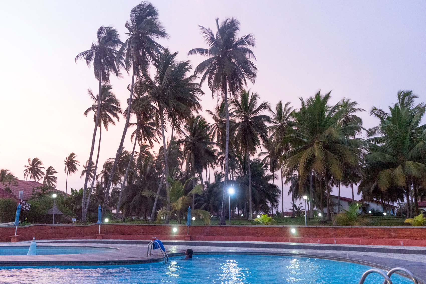 Pool und Sonnenuntergang in Elmina Ghana