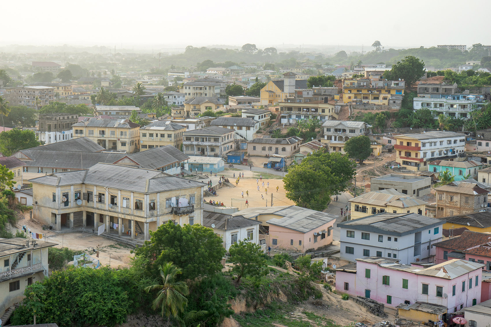 Ein Blick auf die Stadt von Cape Coast in Ghana