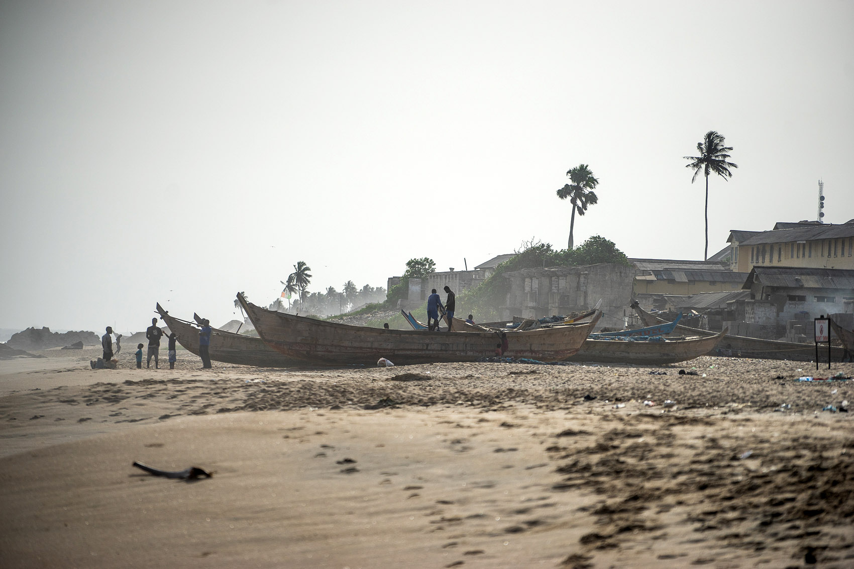 Strand mit Booten in Cape Coast in Ghana