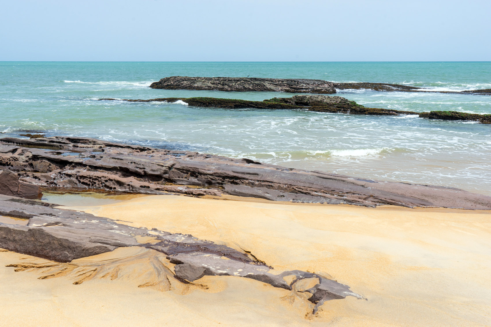 Der Strand vom Coconut Grove Beach resort in Elmina, Ghana