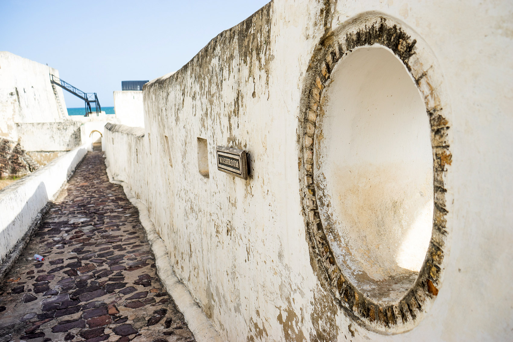 Hinter der Mauer in Elmina