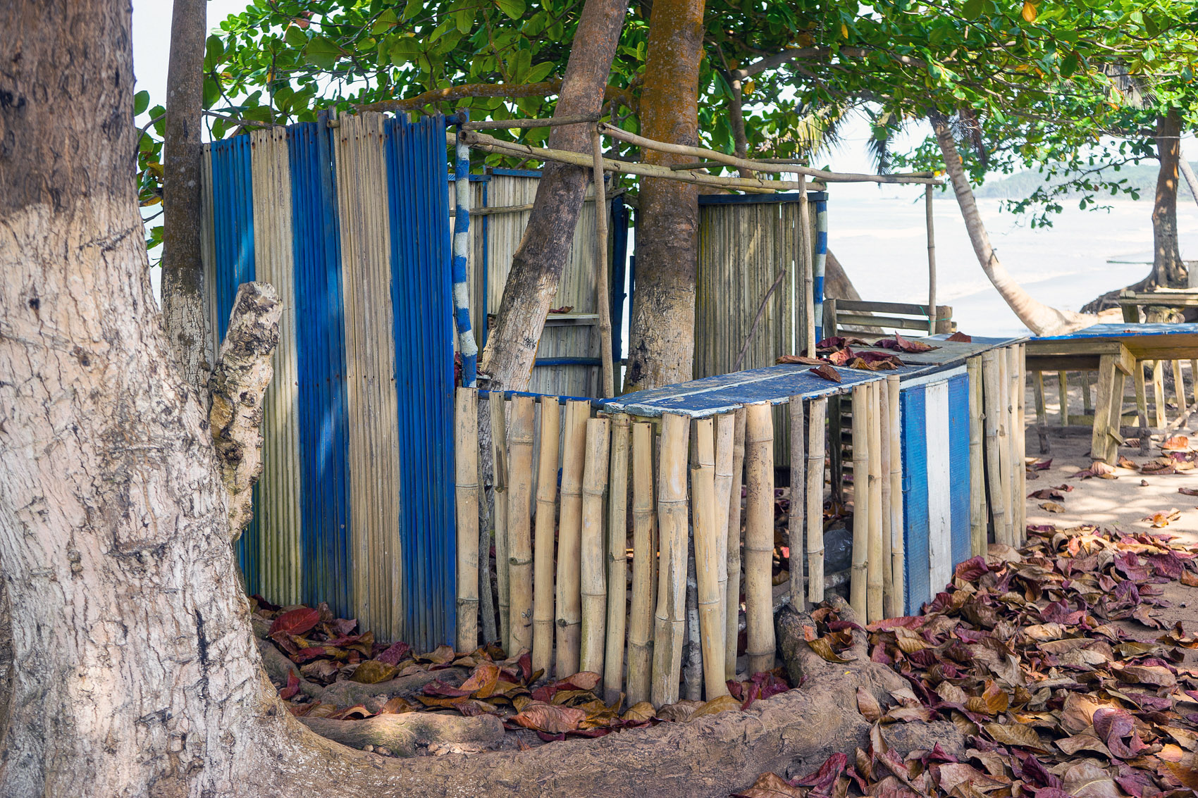 Verfallene Strandbar in Axim, Ghana