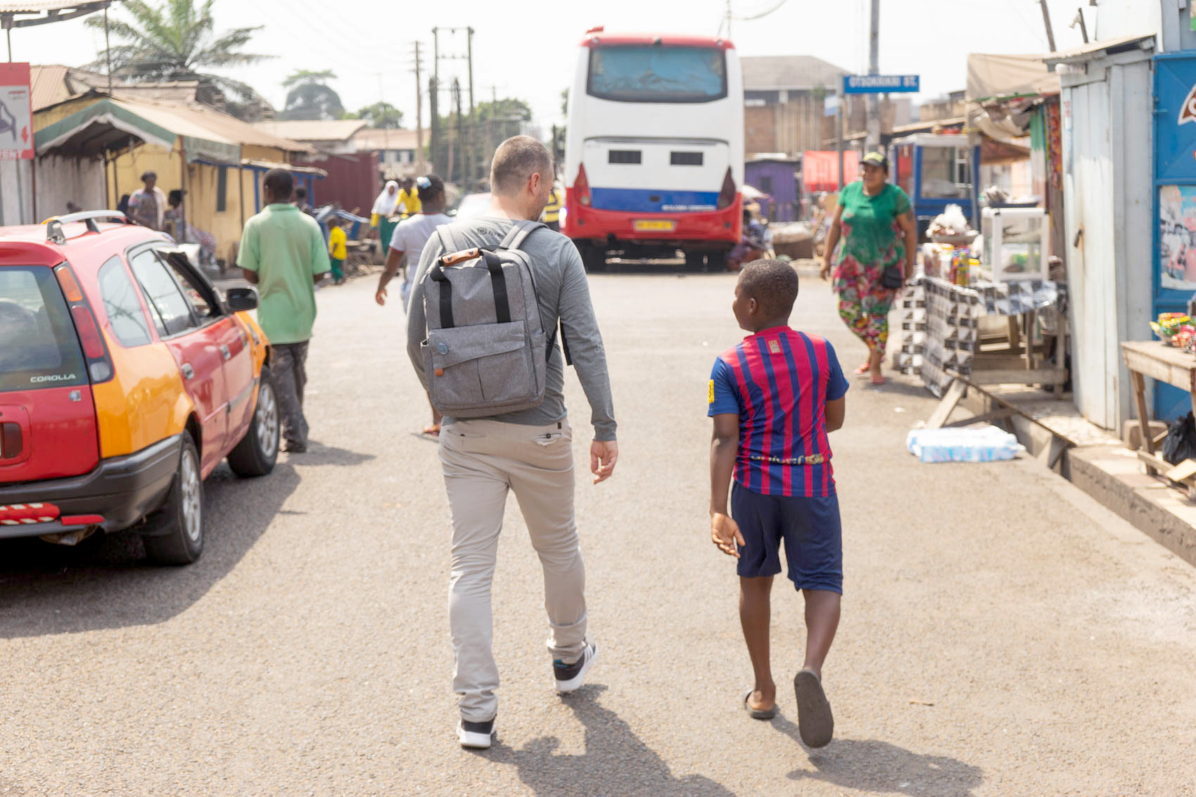 Mann und Junge spazieren in Ghana