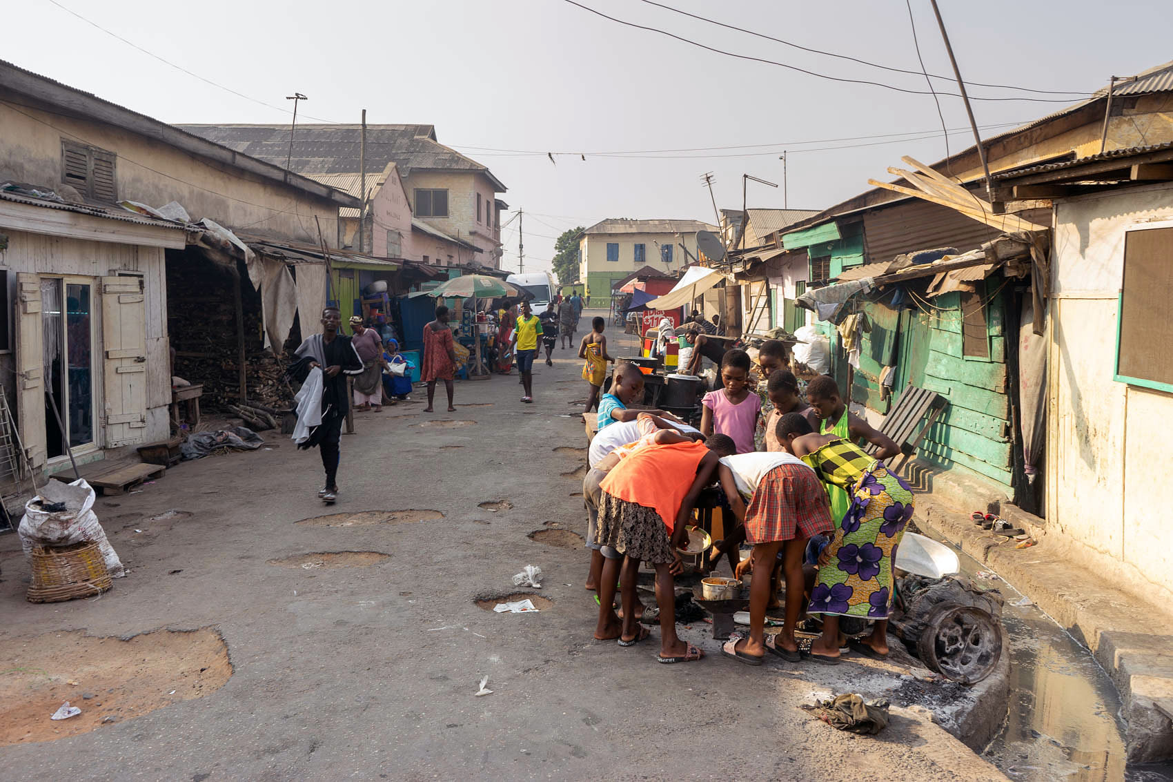 Kinder spielen in Ussher Nachbarschaft in Accra