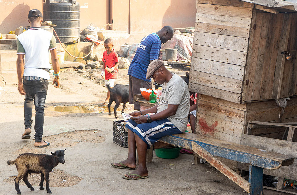 Ein man liest in Accra die Zeitung