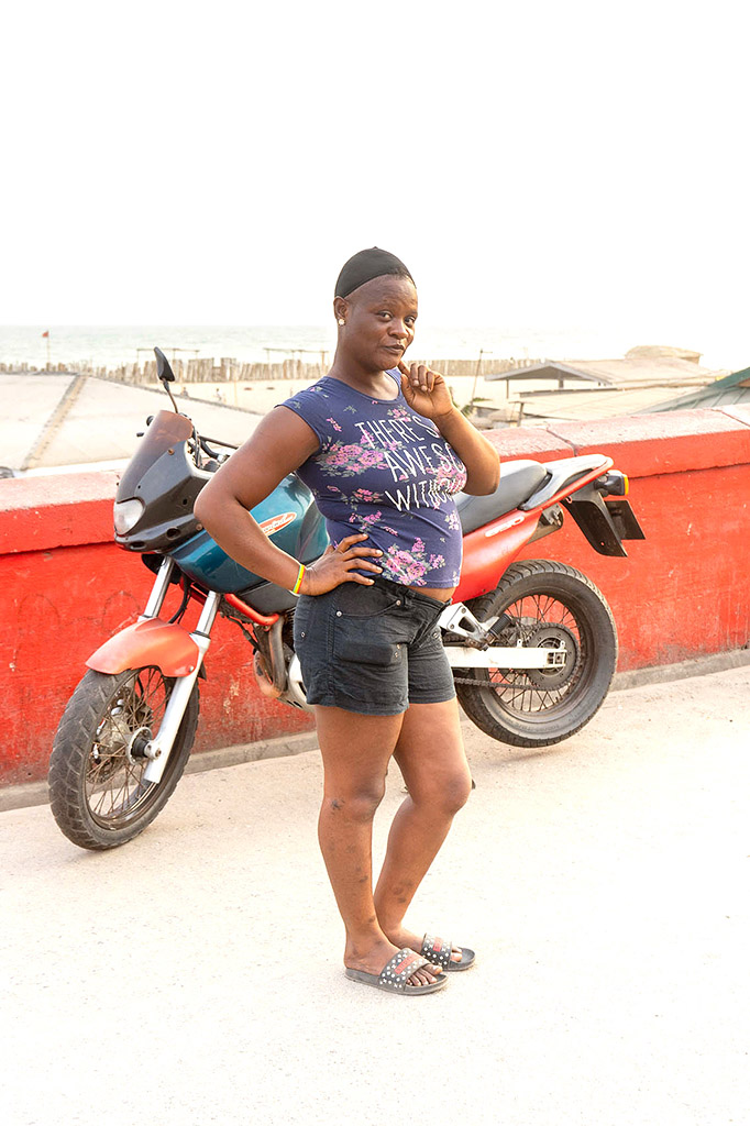 Pose for dem Motorrad Accra Gahan