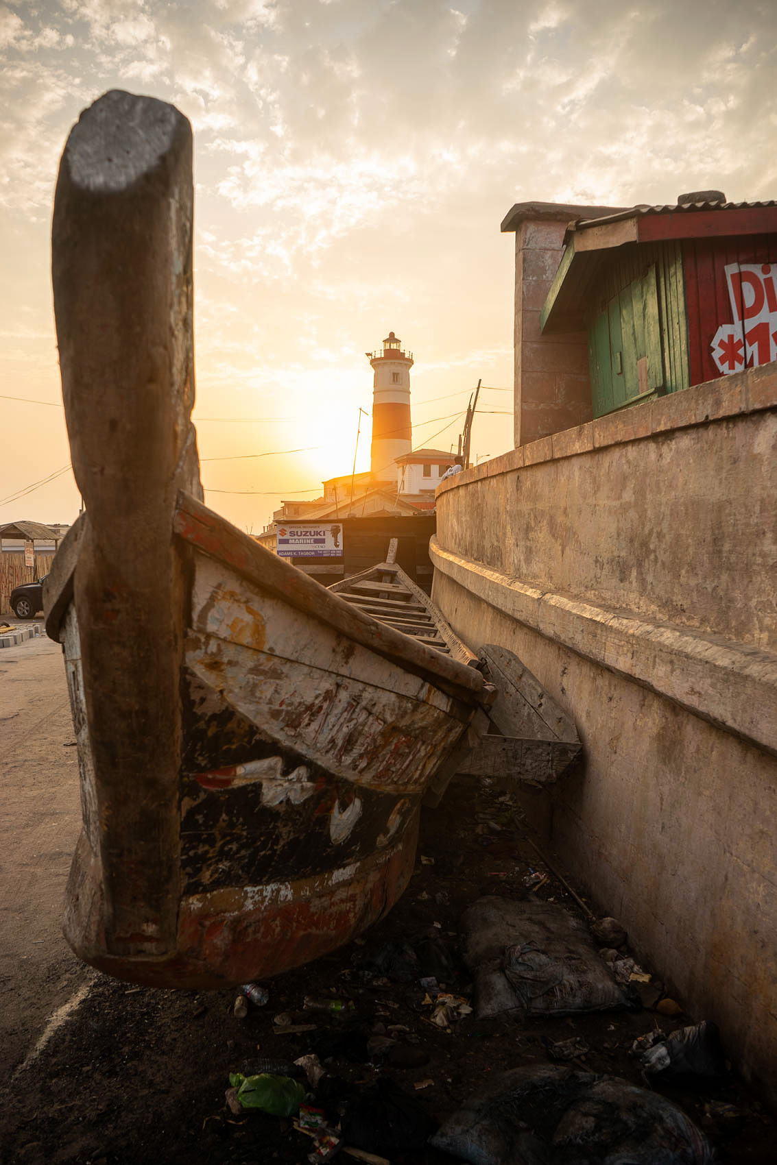 Romantisches Boot mit Leuchtturm und Sonnenuntergang in Jamestown
