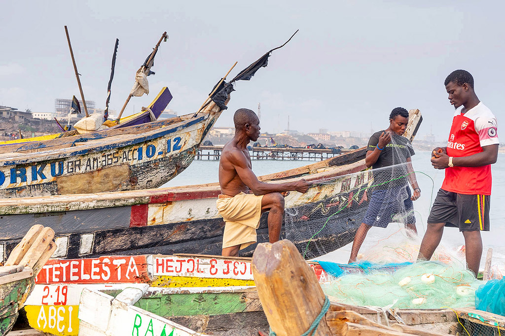 Fischernetze Flicken in Accra