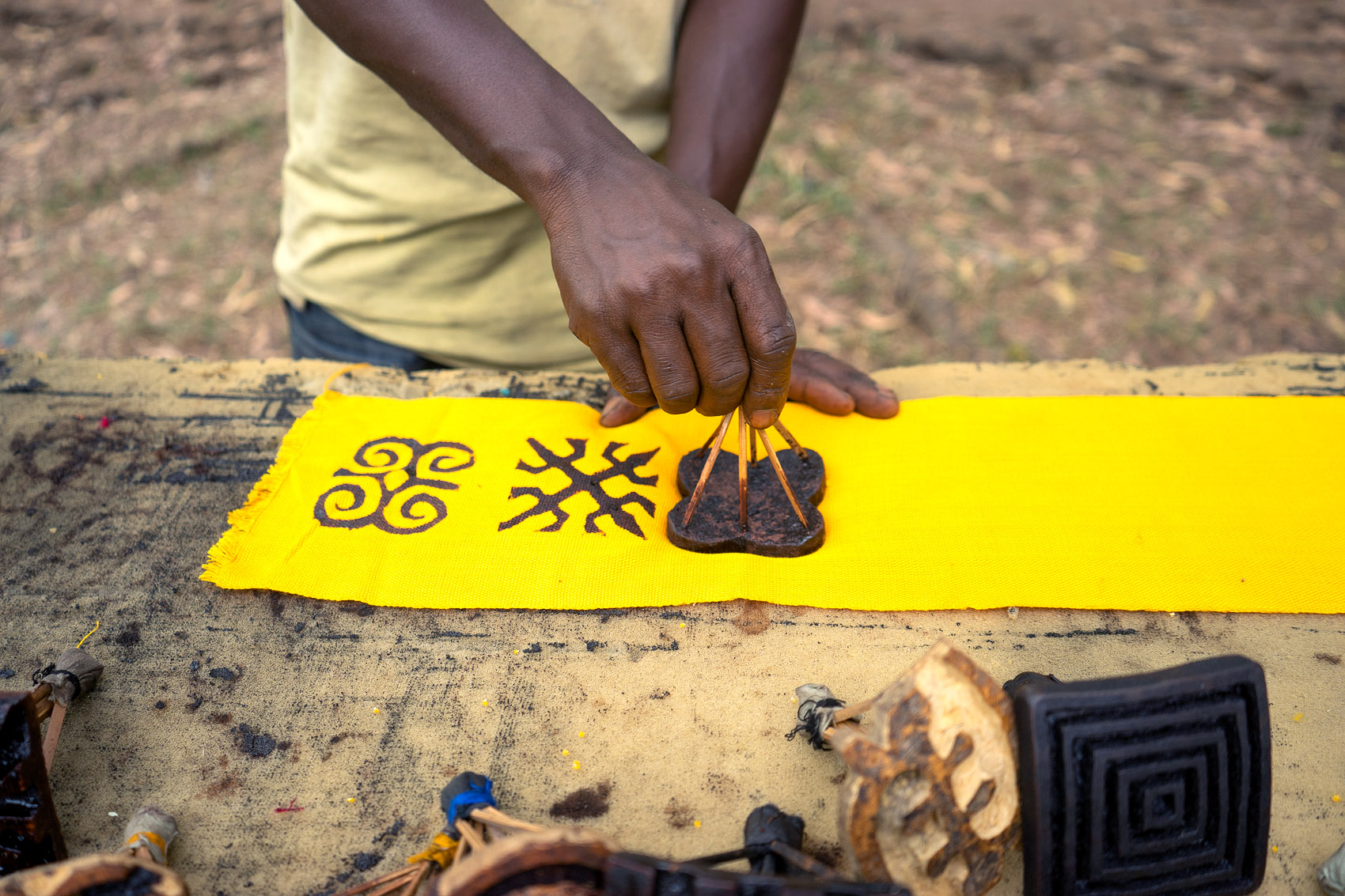 Adinkra Tinte und Stempel in Ghana