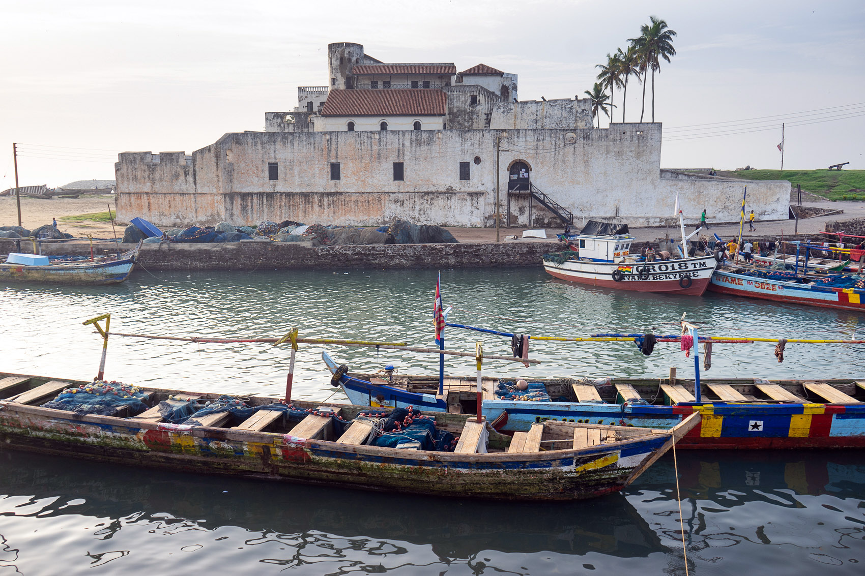 Die Festung von Elmina in Ghana mit Booten
